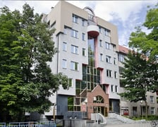 Budynek C - 11 na terenie kampusu Politechniki Wrocławskiej, czyli tzw. Wieża Magów. Widok aktualny