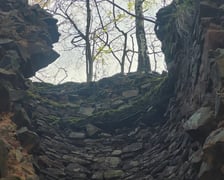 Zamek Radosno, pozostałości warowni,