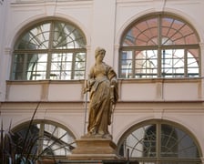 Figura na dziedzińcu przy Kuźniczej 35 podczas wrześniowej renowacji