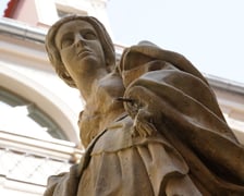 Figura na dziedzińcu przy Kuźniczej 35 podczas wrześniowej renowacji