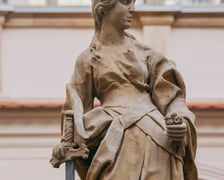 <p>Figura z dziedzińca przy Kuźniczej 35 po wrześniowej renowacji.</p>