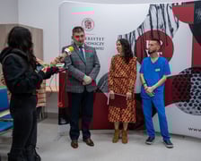 Podpisanie umowy o bezpłatnej opiece lekarskiej nad psami ratowniczymi. Od lewej: prof. Krzysztof Kubiak, rektor UPWr, Małgorzata Moczulska, rzeczniczka prasowa UPWr, dr Maciej Grzegory, lekarz weterynarii