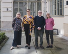 Na dziedzińcu budynku antropologii Uniwersytetu Wrocławskiego stoją od lewej: profesor Magdalena Ratajczak, doktorantka Natalia Pietruszka, profesor Paolo De Stefani z Padwy oraz Urszula Broda, kierowniczka Biura Współpracy Międzynarodowej  UWr.