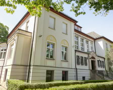 Odsłnięcie tablicy pamiątkowej na budynku AWF Wrocław, w którym powstały zdjęcia do "Stawki większej niż życie"