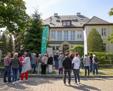 Odsłnięcie tablicy pamiątkowej na budynku AWF Wrocław, w którym powstały zdjęcia do "Stawki większej niż życie"