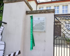 Odsłnięcie tablicy pamiątkowej na budynku AWF Wrocław, w którym powstały zdjęcia do "Stawki większej niż życie"