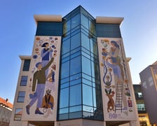 Mural Oteckiego na budynku Uniwersytetu Przyrodniczego przy placu Grunwaldzkim