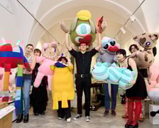 W Mia Art Gallery na placu Solnym 11 można oglądać jedyne w swoim rodzaju pluszaki w rozmiarze XXXL. Zaprojektowały je dzieci.