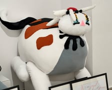 W Mia Art Gallery na placu Solnym 11 można oglądać jedyne w swoim rodzaju pluszaki w rozmiarze XXXL. Zaprojektowały je dzieci.