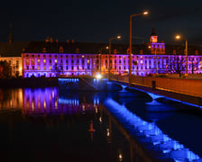 Najbardziej widowiskowym momentem tegorocznego jubileuszu będzie rozświetlenie na niebiesko gmachu głównego Uniwersytetu i sąsiadującego z nim mostu Uniwersyteckiego.