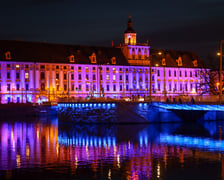 Najbardziej widowiskowym momentem tegorocznego jubileuszu będzie rozświetlenie na niebiesko gmachu głównego Uniwersytetu i sąsiadującego z nim mostu Uniwersyteckiego.