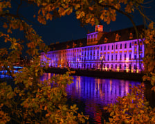 Najbardziej widowiskowym momentem tegorocznego jubileuszu będzie rozświetlenie na niebiesko gmachu głównego Uniwersytetu i sąsiadującego z nim mostu Uniwersyteckiego.