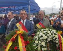 Uroczystość składania kwiatów pod tablicą "Solidarności" przy ul. Grabiszyńskiej