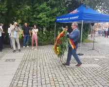 Uroczystość składania kwiatów pod tablicą "Solidarności" przy ul. Grabiszyńskiej