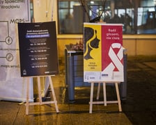 <p>Biała Wstążka to symbol sprzeciwu wobec przemocy względem kobiet. We wtorek 25 listopada wolontariusze, policjanci i pracownicy MOPS wręczali białe wstążki przechodniom na ul. Oławskiej. Rozdawali także informatory z przydatnymi telefonami.</p>