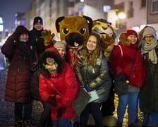 <p>Biała Wstążka to symbol sprzeciwu wobec przemocy względem kobiet. We wtorek 25 listopada wolontariusze, policjanci i pracownicy MOPS wręczali białe wstążki przechodniom na ul. Oławskiej. Rozdawali także informatory z przydatnymi telefonami.</p>