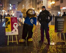 <p>Biała Wstążka to symbol sprzeciwu wobec przemocy względem kobiet. We wtorek 25 listopada wolontariusze, policjanci i pracownicy MOPS wręczali białe wstążki przechodniom na ul. Oławskiej. Rozdawali także informatory z przydatnymi telefonami.</p>