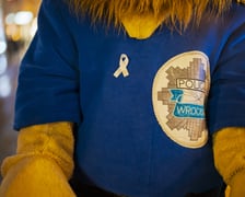 <p>Biała Wstążka to symbol sprzeciwu wobec przemocy względem kobiet. We wtorek 25 listopada wolontariusze, policjanci i pracownicy MOPS wręczali białe wstążki przechodniom na ul. Oławskiej. Rozdawali także informatory z przydatnymi telefonami.</p>