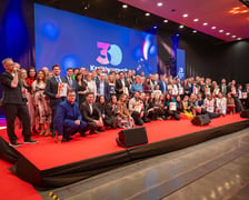 <p>Gala 30 Kreatywnych Wrocławia, 15.04.2026. Pamiątkowe wsp&oacute;lne zdjęcie laureat&oacute;w.</p>