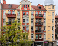 <p>Uwagę przykuwa także kolor budynku</p>