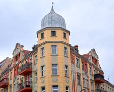 <p>Piękny hełm zdobi narożną kamienicę</p>