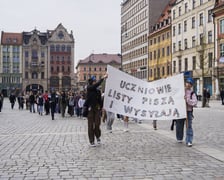 Akcja „Uczniowie listy piszą i wysyłają” na wrocławskim Rynku