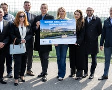 Ziorowe zdjęcie po symbolicznym podpisaniu umowy na budowę Wrocławskiego Centrum Sportu