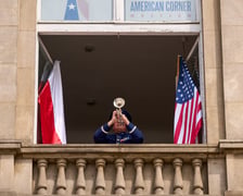 <p>Na zdjęciach hejnał Wrocławia grany przez sierżanta Nicka Del Villano z okna&nbsp;Dolnośląskiej Biblioteki Publicznej w Rynku</p>