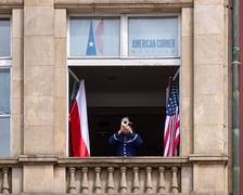 <p>Na zdjęciach hejnał Wrocławia grany przez sierżanta Nicka Del Villano z okna&nbsp;Dolnośląskiej Biblioteki Publicznej w Rynku</p>