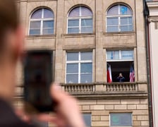 <p>Na zdjęciach hejnał Wrocławia grany przez sierżanta Nicka Del Villano z okna&nbsp;Dolnośląskiej Biblioteki Publicznej w Rynku</p>