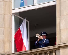 <p>Na zdjęciach hejnał Wrocławia grany przez sierżanta Nicka Del Villano z okna&nbsp;Dolnośląskiej Biblioteki Publicznej w Rynku</p>