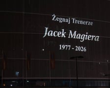 Tarczyński Arena z hołdem dla Jacka Magiery. Specjalny napis na membranie: „Żegnaj trenerze. Jacek Magiera 1977-2026"