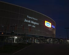 Tarczyński Arena z hołdem dla Jacka Magiery. Specjalny napis na membranie: „Żegnaj trenerze. Jacek Magiera 1977-2026"