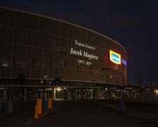 Tarczyński Arena z hołdem dla Jacka Magiery. Specjalny napis na membranie: „Żegnaj trenerze. Jacek Magiera 1977-2026"