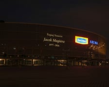 Tarczyński Arena z hołdem dla Jacka Magiery. Specjalny napis na membranie: „Żegnaj trenerze. Jacek Magiera 1977-2026"