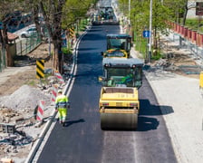 Układanie ostatniej warstwy masy bitumicznej na ulicy Koszarowej. Zdjęcie z 29 kwietnia