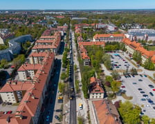 Układanie ostatniej warstwy masy bitumicznej na ulicy Koszarowej. Zdjęcie z 29 kwietnia