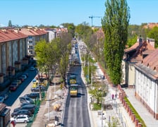 Układanie ostatniej warstwy masy bitumicznej na ulicy Koszarowej. Zdjęcie z 29 kwietnia