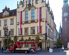 Montaż biało-czerwonej flagi na Ratuszu we Wrocławiu