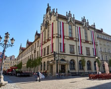 Montaż biało-czerwonej flagi na Ratuszu we Wrocławiu