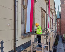 Montaż biało-czerwonej flagi na Ratuszu we Wrocławiu