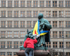 Pomnik hrabiego Aleksandra Fredry w barwach Wrocławia i Ukrainy