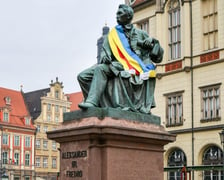 Pomnik hrabiego Aleksandra Fredry w barwach Wrocławia i Ukrainy