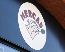 Szyld restauracji Mercado we Wrocławiu.