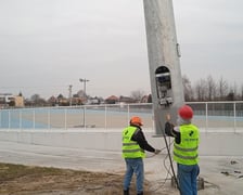 Montaż masztów oświetleniowych na torze wrotkarskim