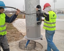 Montaż masztów oświetleniowych na torze wrotkarskim