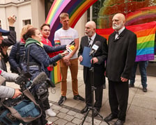 Tomasz Kwietko-Bębnowski i Ryszard Ziobro z transkrypcją zagranicznego aktu małżeństwa