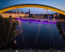 Most Uniwersytecki we Wrocławiu podświetlony z okazji Światowego Dnia Nieswoistego Zapalenia Jelit