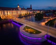 Most Uniwersytecki we Wrocławiu podświetlony z okazji Światowego Dnia Nieswoistego Zapalenia Jelit