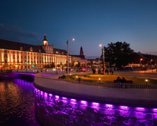 Most Uniwersytecki we Wrocławiu podświetlony z okazji Światowego Dnia Nieswoistego Zapalenia Jelit